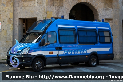 Iveco Daily IV serie
Polizia di Stato
Reparto Mobile
POLIZIA H7860
Parole chiave: Iveco Daily_IVserie POLIZIAH7860