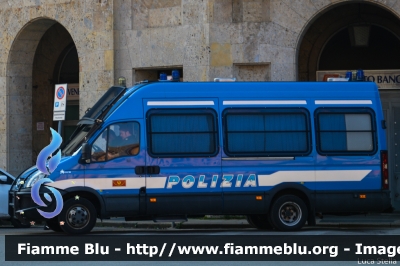 Iveco Daily IV serie
Polizia di Stato
Reparto Mobile
POLIZIA H7860
Parole chiave: Iveco Daily_IVserie POLIZIAH7860