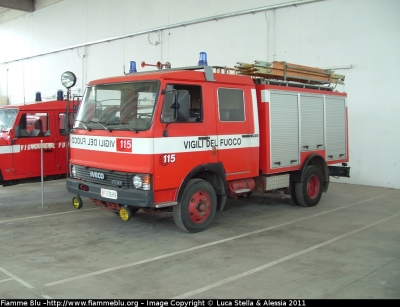 Iveco OM 79-13
Vigili del Fuoco
Comando Provinciale di Ferrara
Distaccamento Permanente di Comacchio (FE)
AutoPompaSerbatoio allestimento Baribbi
VF 13689
Parole chiave: Iveco OM 79-13