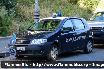 Fiat Punto III serie
Carabinieri
Polizia Militare presso Aeronautica Militare
AM CI 062
Parole chiave: Fiat Punto_IIIserie AMCI062 Festa_della_Repubblica_2015