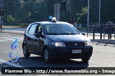 Fiat Punto III serie
Carabinieri
Polizia Militare presso Aeronautica Militare
AM CI 207
Parole chiave: Fiat Punto_IIIserie AMCI207 Festa_della_Repubblica_2015