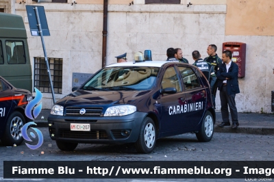 Fiat Punto III serie
Carabinieri
Polizia Militare presso Aeronautica Militare
AM CI 207
Parole chiave: Fiat Punto_IIIserie AMCI207 Festa_della_Repubblica_2015