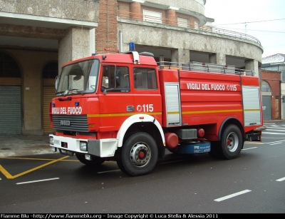 Iveco 190-26
Vigili del Fuoco
Comando Provinciale di Ferrara
Distaccamento Permanente di Codigoro (FE)
AutoBottePompa allestimento Baribbi
VF 17071

Parole chiave: Iveco 190-26 VF17071