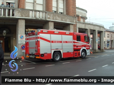 Mercedes-Benz Actros 1841 II serie
 Vigili del Fuoco
 Comando Provinciale di Ferrara
 Distaccamento Permanente di Codigoro (FE)
 AutoPompaSerbatoio allestimento Bai
 VF 23351
Parole chiave: Mercedes-Benz Actros_1841_IIserie VF23351 Befana_dei_vigili_del_fuoco_2010