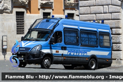 Iveco Daily IV serie
Polizia di Stato
Reparto Mobile
POLIZIA F7858
Parole chiave: Iveco Daily_IVserie POLIZIAF7858 Festa_della_Repubblica_2015