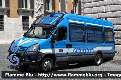 Iveco Daily IV serie
Polizia di Stato
Reparto Mobile
POLIZIA F7858
Parole chiave: Iveco Daily_IVserie POLIZIAF7858 Festa_della_Repubblica_2015