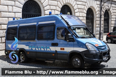 Iveco Daily IV serie
Polizia di Stato
Reparto Mobile
POLIZIA F7858
Parole chiave: Iveco Daily_IVserie POLIZIAF7858 Festa_della_Repubblica_2015