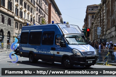 Iveco Daily IV serie
Polizia di Stato
Reparto Mobile
POLIZIA F7892
Parole chiave: Iveco Daily_IVserie POLIZIAF7892 Festa_della_Repubblica_2015