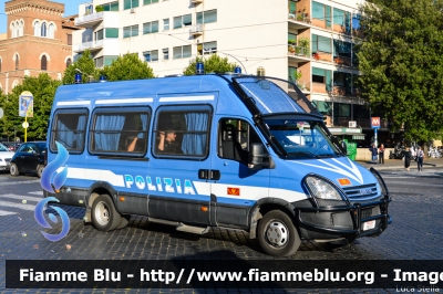 Iveco Daily IV serie
Polizia di Stato
Reparto Mobile
POLIZIA F8237
Parole chiave: Iveco Daily_IVserie POLIZIAF8237 Festa_della_Repubblica_2015