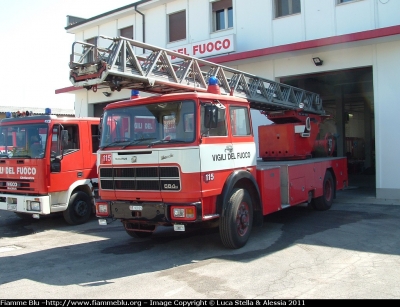 Fiat 684N
Vigili del Fuoco
Comando Provinciale di Ferrara
Distaccamento Permanente di Cento (FE)
Autoscala allestimento Magirus Macchi
VF 10029
Parole chiave: Fiat 684N VF10029