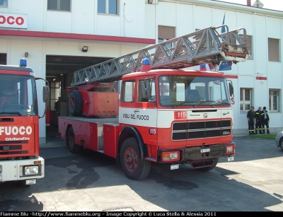 Fiat 684N
Vigili del Fuoco
Comando Provinciale di Ferrara
Distaccamento Permanente di Cento (FE)
Autoscala allestimento Magirus Macchi
VF 10029
Parole chiave: Fiat 684N VF10029