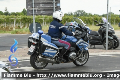 BMW R200RT II serie
Polizia di Stato
Polizia Stradale
Allestimento Elevox
POLIZIA G2681
in scorta al Giro d'Italia 2021
Moto "43"
Parole chiave: BMW R200RT_IIserie Giro_D_Italia_2021 POLIZIAG2681