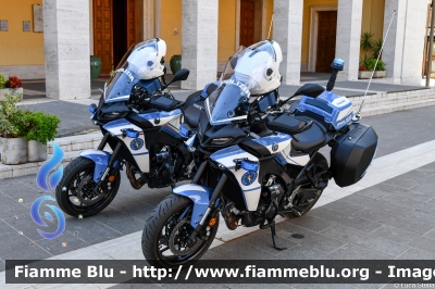 Yamaha Tracer 9
Polizia di Stato
Polizia Stradale
POLIZIA G3633
POLIZIA G3634
Parole chiave: Yamaha Tracer_9 Giro_D_Italia_2024 POLIZIAG3633 POLIZIAG3634