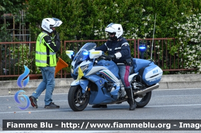 Yamaha FJR 1300 II serie
Polizia di Stato
Polizia Stradale
Allestimento Elevox
in scorta al Giro d'Italia 2024
Moto Gialla
Parole chiave: Yamaha FJR_1300_IIserie Giro_D_Italia_2024