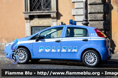 Fiat Grande Punto
Polizia di Stato
POLIZIA H0237
Parole chiave: Fiat Grande_Punto POLIZIAH0237 Festa_della_Repubblica_2015