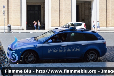 Alfa Romeo 159 Sportwagon Q4
Polizia di Stato
Polizia Stradale
POLIZIA H0567
Parole chiave: Alfa-Romeo 159_Sportwagon_Q4 POLIZIAH0567 Festa_della_Repubblica_2015