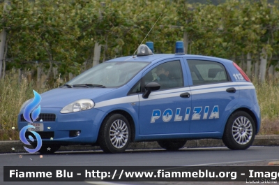 Fiat Grande Punto
Polizia di Stato
POLIZIA H1806
Parole chiave: Fiat Grande_Punto POLIZIAH1806 Giro_D_Italia_2021