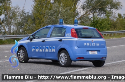 Fiat Grande Punto
Polizia di Stato
POLIZIA H1808
Parole chiave: Fiat Grande_Punto POLIZIAH1808 Giro_D_Italia_2020