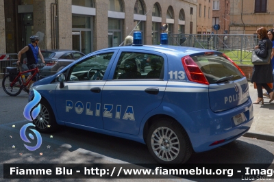 Fiat Grande Punto
Polizia di Stato
POLIZIA H1808
Parole chiave: Fiat Grande_Punto POLIZIAH1808 Giro_d-Italia-2018