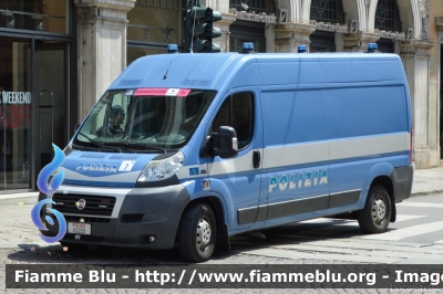 Fiat Ducato X250
Polizia di Stato
Polizia Stradale
POLIZIA H3293
In scorta al Giro d'Italia 2018
Parole chiave: Fiat Ducato_X250 POLIZIAH3293 Giro_D_Italia_2018