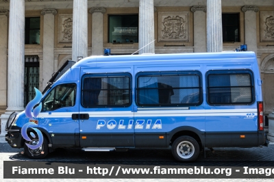 Iveco Daily V serie
Polizia di Stato
Reparto Mobile
Allestito Sperotto
Decorazione Grafica Artlantis
POLIZIA H8478
Parole chiave: Iveco Daily_Vserie POLIZIAH8478 Festa_della_Repubblica_2015