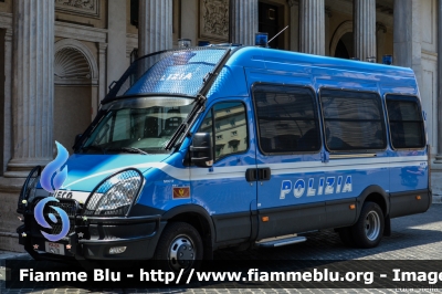 Iveco Daily V serie
Polizia di Stato
Reparto Mobile
Allestito Sperotto
Decorazione Grafica Artlantis
POLIZIA H8478
Parole chiave: Iveco Daily_Vserie POLIZIAH8478 Festa_della_Repubblica_2015