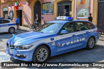 Bmw 320 F31 Touring
Polizia di Stato
Polizia Stradale in servizio sulla rete autostradale di Autostrade per l'Italia
Autovettura allestita Marazzi
Decorazione Grafica Artlantis
POLIZIA H8930
Parole chiave: Bmw 320_F31_Touring POLIZIAH8930 Festa_della_Repubblica_2018