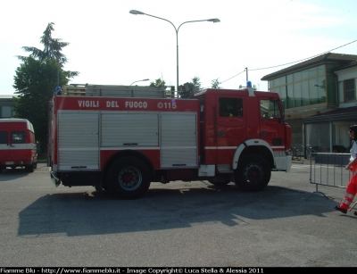 Iveco 190-26
Vigili del Fuoco
Comndo Provinciale di Ferrara
Distaccamento Volontario di Copparo
AutoPompaSerbatoio allestimento Baribbi
VF 15784
Parole chiave: Iveco 190-26 VF15784