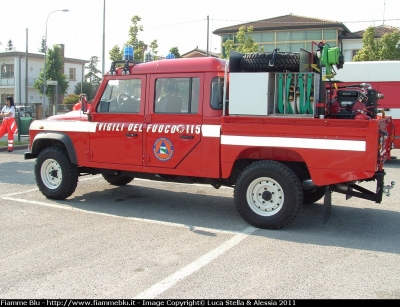 Land Rover Defender 130
Vigili del Fuoco
Comndo Provinciale di Ferrara
Distaccamento Volontario di Copparo
VF 25481
Parole chiave: Land-Rover Defender_130 VF25481