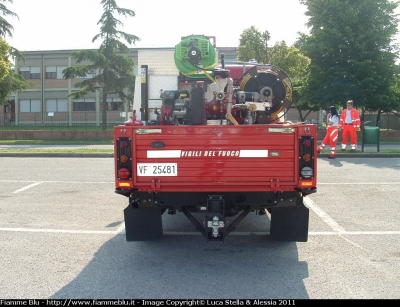 Land Rover Defender 130
Vigili del Fuoco
Comndo Provinciale di Ferrara
Distaccamento Volontario di Copparo
VF 25481
Parole chiave: Land-Rover Defender_130 VF25481