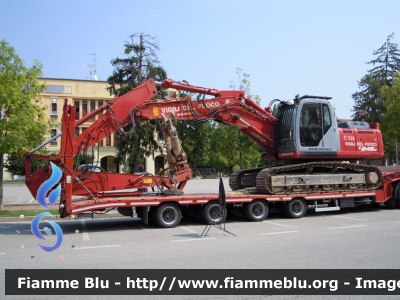 New Holland E245B
Vigili del Fuoco
Comando Provinciale di Belluno
G.O.S. (Gruppo Operativo Speciale) Veneto
Equipaggiato di pinza frantumatrice
idraulica da demolizione
Parole chiave: De-Angelis VFR3617 New-Holland E245B