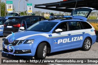 Skoda Octavia Wagon V serie
Polizia di Stato
Polizia Autostradale
in servizio sulla rete Autostrade per l'Italia SPA
Allestimento Focaccia
Decorazione Grafica Artlantis
POLIZIA M1534
Parole chiave: Skoda Octavia_Wagon_Vserie POLIZIAM1534 Covid19