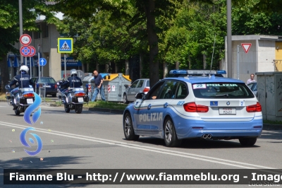 Bmw 318 Touring F31 restyle
Polizia di Stato
Polizia Stradale
POLIZIA M2451
Auto 2
In scorta al Giro d'Italia 2018
Parole chiave: Bmw 318_Touring_F31_restyle  POLIZIAM2451 Giro_D_Italia_2018