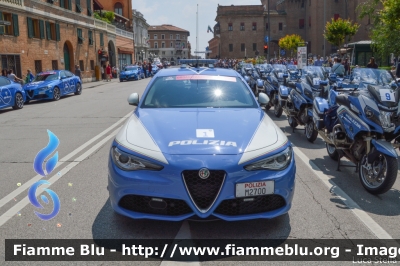 Alfa Romeo Nuova Giulia Q4
Polizia di Stato
Polizia Stradale
POLIZIA M2700
In scorta al Giro d'Italia 2018
Parole chiave: Alfa-Romeo Nuova_Giulia_Q4 POLIZIAM2700 Giro_D_Italia_2018