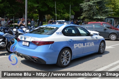 Alfa Romeo Nuova Giulia Q4
Polizia di Stato
Polizia Stradale
POLIZIA M2700
In scorta al Giro d'Italia 2018
Parole chiave: Alfa-Romeo Nuova_Giulia_Q4 POLIZIAM2700 Giro_D_Italia_2018