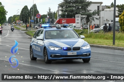 Bmw 318 Touring F31 III restyle
Polizia di Stato
Polizia Stradale
Allestimento Focaccia
Decorazione Grafica Artlantis
POLIZIA M3524
Parole chiave: Bmw 318_Touring_F31_IIIrestyle POLIZIAM3524 Giro_D_Italia_2021