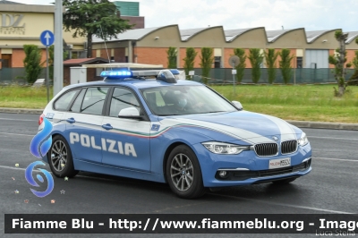 Bmw 318 Touring F31 III restyle
Polizia di Stato
Polizia Stradale
Allestimento Focaccia
Decorazione Grafica Artlantis
POLIZIA M3524
Parole chiave: Bmw 318_Touring_F31_IIIrestyle POLIZIAM3524 Giro_D_Italia_2021