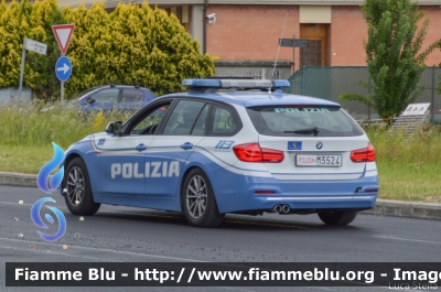 Bmw 318 Touring F31 III restyle
Polizia di Stato
Polizia Stradale
Allestimento Focaccia
Decorazione Grafica Artlantis
POLIZIA M3524
Parole chiave: Bmw 318_Touring_F31_IIIrestyle POLIZIAM3524 Giro_D_Italia_2021