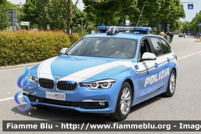 Bmw 320 Touring F31 III restyle
Polizia di Stato
Polizia Stradale
Allestimento Focaccia
Decorazione Grafica Artlantis
POLIZIA M3526
Parole chiave: Bmw 320_Touring_F31_III_restyle POLIZIAM3526 Giro_d_Italia_2019