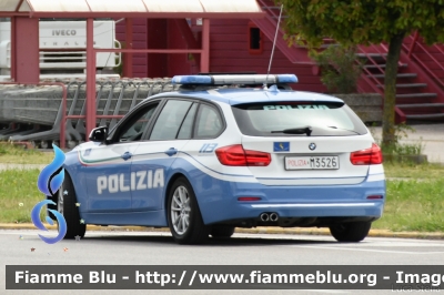 Bmw 318 Touring F31 III restyle
Polizia di Stato
Polizia Stradale
Allestimento Focaccia
Decorazione Grafica Artlantis
POLIZIA M3526
Parole chiave: Bmw 318_Touring_F31_IIIrestyle POLIZIAM3526 Giro_D_Italia_2021