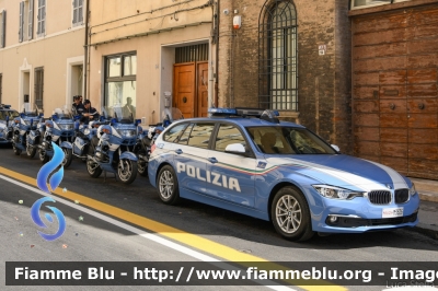 Bmw 320 Touring F31 III restyle
Polizia di Stato
Polizia Stradale
Allestimento Focaccia
Decorazione Grafica Artlantis
POLIZIA M3526
Parole chiave: Bmw 320_Touring_F31_III_restyle POLIZIAM3526 Giro_d_Italia_2019