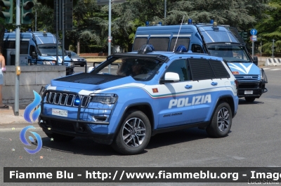 Jeep Grand Cherokee
Polizia di Stato
Reparto Mobile
Decorazione Grafica Artlantis
POLIZIA M4214
Parole chiave: Jeep Grand_Cherokee POLIZIAM4214