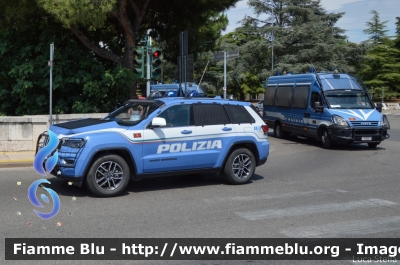 Jeep Grand Cherokee
Polizia di Stato
Reparto Mobile
Decorazione Grafica Artlantis
POLIZIA M4214
Parole chiave: Jeep Grand_Cherokee POLIZIAM4214