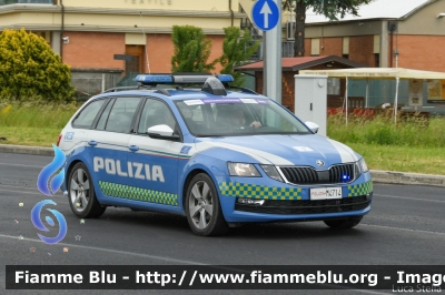 Skoda Octavia Wagon V serie
Polizia di Stato
Polizia Stradale
Allestimento Focaccia
Decorazione Grafica Artlantis
POLIZIA M4714
in scorta al Giro d'Italia 2021
Vettura "1"
Parole chiave: Skoda Octavia_Wagon_Vserie POLIZIAM4714 Giro_D_Italia_2021