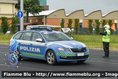 Skoda Octavia Wagon V serie
Polizia di Stato
Polizia Stradale
Allestimento Focaccia
Decorazione Grafica Artlantis
POLIZIA M4714
in scorta al Giro d'Italia 2021
Vettura "1"
Parole chiave: Skoda Octavia_Wagon_Vserie POLIZIAM4714 Giro_D_Italia_2021