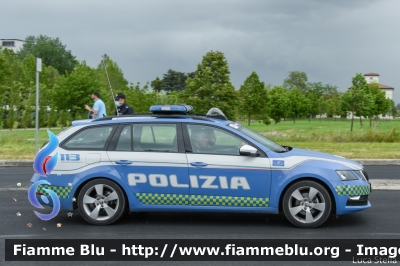 Skoda Octavia Wagon V serie
Polizia di Stato
Polizia Stradale
Allestimento Focaccia
Decorazione Grafica Artlantis
POLIZIA M4714
in scorta al Giro d'Italia 2021
Vettura "1"
Parole chiave: Skoda Octavia_Wagon_Vserie POLIZIAM4714 Giro_D_Italia_2021