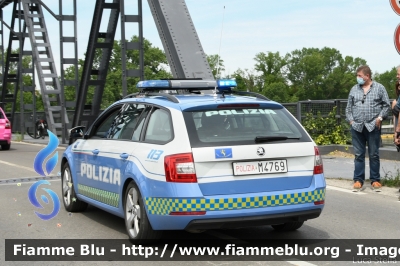 Skoda Octavia Wagon V serie
Polizia di Stato
Polizia Stradale
Allestimento Focaccia
Decorazione Grafica Artlantis
POLIZIA M4769
Parole chiave: Skoda Octavia_Wagon_Vserie POLIZIAM4769  Giro_D_Italia_2021