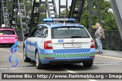 Skoda Octavia Wagon V serie
Polizia di Stato
Polizia Stradale
Allestimento Focaccia
Decorazione Grafica Artlantis
POLIZIA M4769
Parole chiave: Skoda Octavia_Wagon_Vserie POLIZIAM4769  Giro_D_Italia_2021