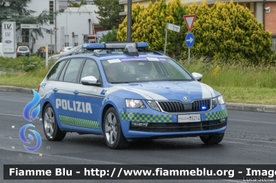 Skoda Octavia Wagon V serie
Polizia di Stato
Polizia Stradale
Allestimento Focaccia
Decorazione Grafica Artlantis
POLIZIA M5214
in scorta al Giro d'Italia 2021
Parole chiave: Skoda Octavia_Wagon_Vserie POLIZIAM5214  Giro_D_Italia_20211