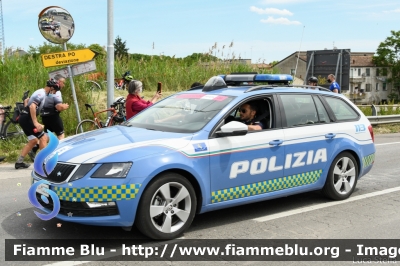 Skoda Octavia Wagon V serie
Polizia di Stato
Polizia Stradale
Allestimento Focaccia
Decorazione Grafica Artlantis
POLIZIA M5232
in scorta al Giro d'Italia 2021
Vettura "5"
Parole chiave: Skoda Octavia_Wagon_Vserie POLIZIAM5232 Giro_D_Italia_2021